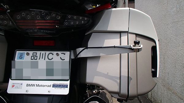 アンテナステーとナンバープレートベース